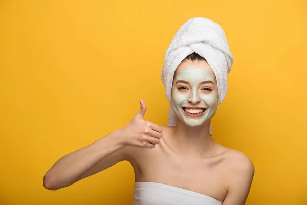 Gelukkig Meisje Met Voedende Gezichtsmasker Tonen Duim Omhoog Glimlachen Camera — Stockfoto