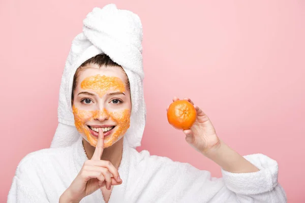 Gadis Positif Dengan Topeng Wajah Jeruk Memegang Tangerine Dan Menunjukkan — Stok Foto