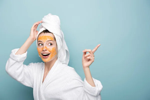 Excited Girl Citrus Facial Mask Pointing Finger Looking Away Blue — Stock Photo, Image