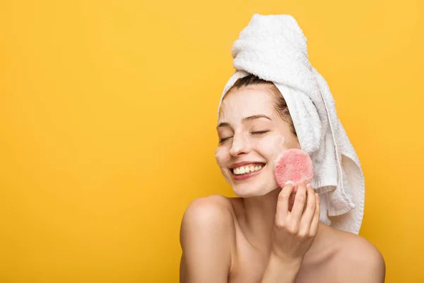 Glimlachend Meisje Met Hydraterende Gezichtsmasker Houden Cosmetische Spons Geïsoleerd Geel — Stockfoto