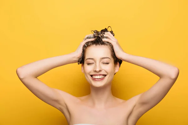 Menina Alegre Sorrindo Com Olhos Fechados Lavar Cabelo Fundo Amarelo — Fotografia de Stock