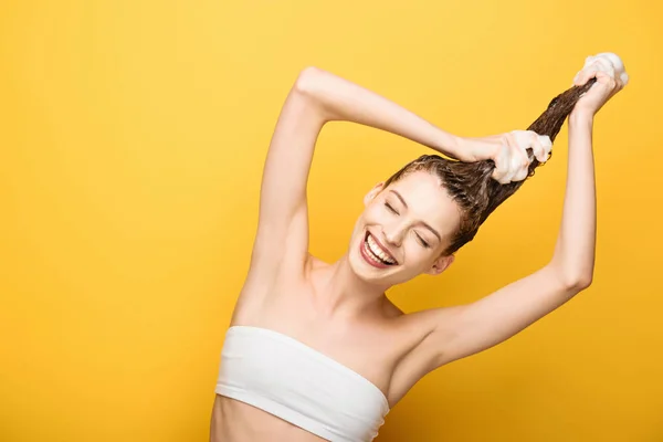 Menina Feliz Com Olhos Fechados Lavar Cabelos Longos Fundo Amarelo — Fotografia de Stock