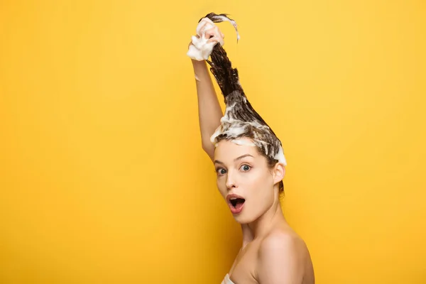 Shocked Girl Looking Camera While Washing Long Hair Yellow Background — Stock Photo, Image