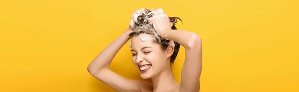 Panoramatický Záběr Šťastné Dívky Zavřenýma Očima Mytí Vlasů Žlutém Pozadí — Stock fotografie