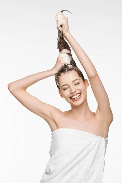 Joyeuse Jeune Femme Laver Les Cheveux Longs Avec Les Yeux — Photo