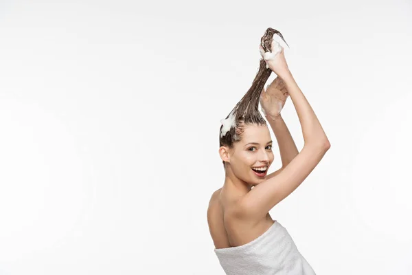 Menina Bonita Sorrindo Para Câmera Enquanto Lava Cabelo Longo Isolado — Fotografia de Stock