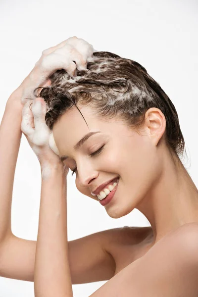 Ragazza Sorridente Lavare Capelli Con Gli Occhi Chiusi Isolati Bianco — Foto Stock