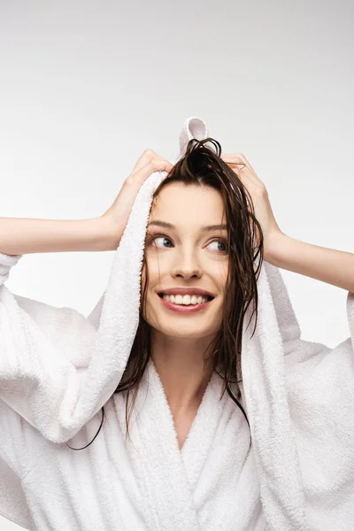 Sorrindo Menina Limpando Cabelo Limpo Molhado Com Toalha Branca Enquanto — Fotografia de Stock