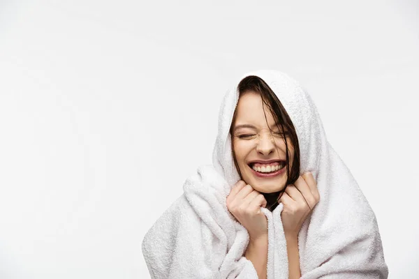兴奋的姑娘 裹着毛巾 闭着眼睛笑着 被白色隔开了 — 图库照片