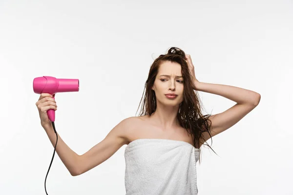 Menina Descontente Secando Cabelos Longos Com Secador Cabelo Isolado Branco — Fotografia de Stock