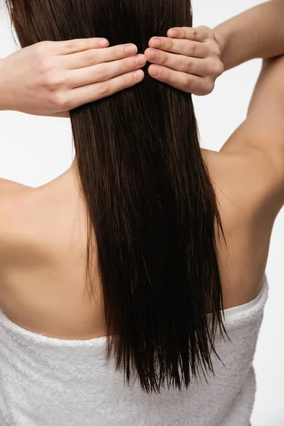 Terug Uitzicht Jonge Brunette Vrouw Aanraken Schoon Lang Haar Geïsoleerd — Stockfoto