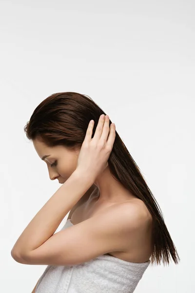 Atraente Jovem Mulher Tocando Longo Cabelo Limpo Isolado Branco — Fotografia de Stock