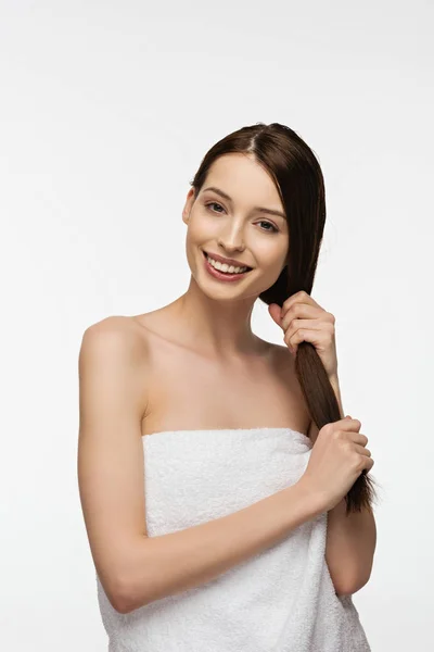 Menina Feliz Tocando Cabelo Longo Brilhante Enquanto Olha Para Câmera — Fotografia de Stock