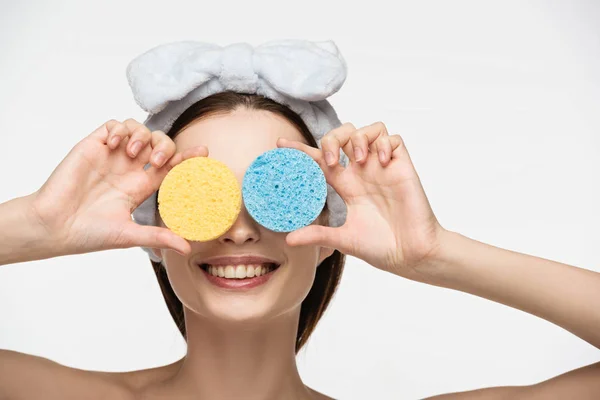 Menina Sorrindo Cobrindo Olhos Com Esponjas Cosméticas Coloridas Isoladas Branco — Fotografia de Stock