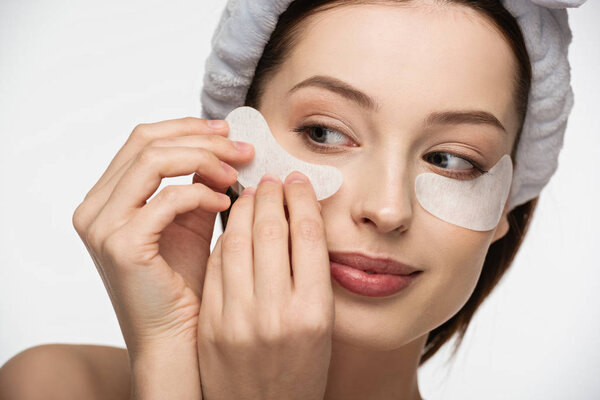 привлекательная, улыбающаяся девушка с повязкой на глазу, изолированной на белом
 