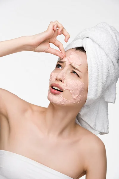 Nespokojená Dívka Odstranění Scrab Masky Obličeje Při Pohledu Kameru Izolované — Stock fotografie