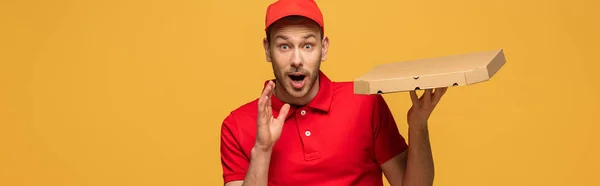 Hombre Entrega Feliz Uniforme Rojo Que Sostiene Caja Pizza Con — Foto de Stock