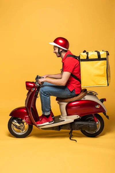Vista Lateral Homem Entrega Com Mochila Scooter Fundo Amarelo — Fotografia de Stock