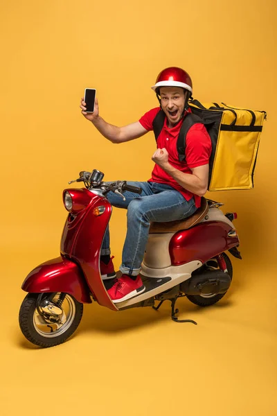 Glad Leverans Man Med Ryggsäck Scooter Håller Smartphone Och Visar — Stockfoto