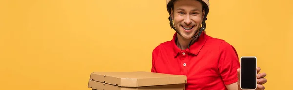 Homem Entrega Feliz Uniforme Vermelho Segurando Caixas Pizza Smartphone Com — Fotografia de Stock