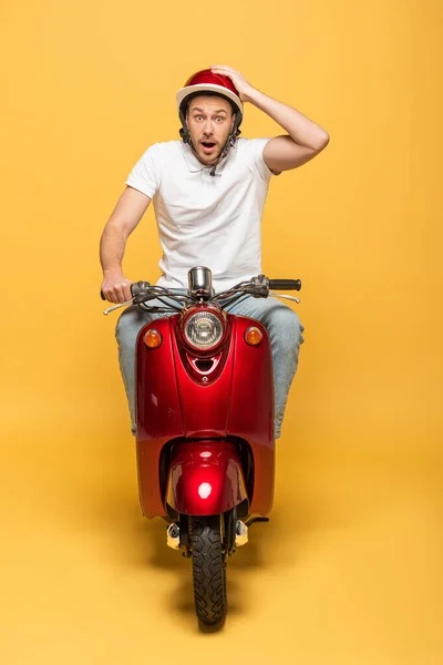 Shocked Delivery Man Helmet Riding Scooter Yellow Background — Stock Photo, Image