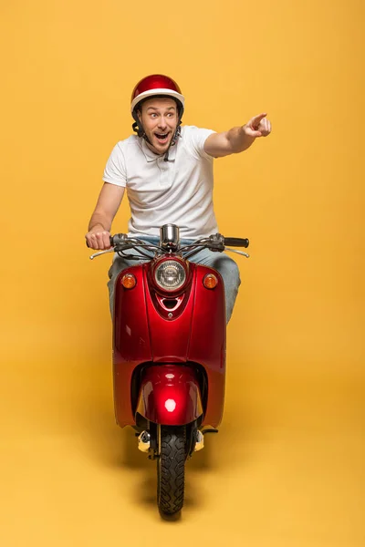 Homem Entrega Feliz Capacete Montando Scooter Apontando Com Dedo Fundo — Fotografia de Stock