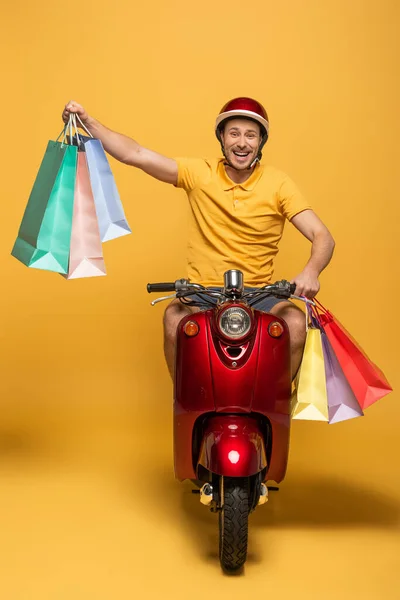 Homem Entrega Feliz Amarelo Uniforme Equitação Scooter Com Sacos Compras — Fotografia de Stock