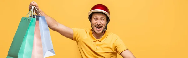 Hombre Entrega Feliz Uniforme Amarillo Con Bolsas Compras Aisladas Amarillo —  Fotos de Stock