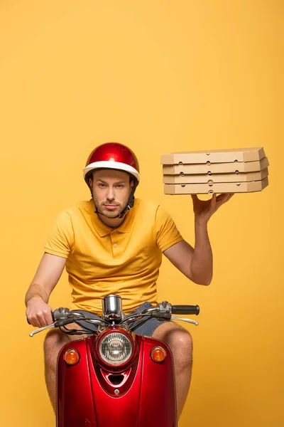 Konzentrierter Zusteller Gelber Uniform Fährt Roller Mit Pizzakartons Isoliert Auf — Stockfoto
