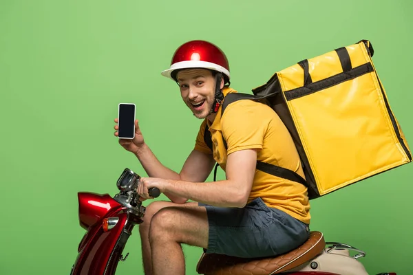 Tilikan Samping Dari Pria Pengantar Bahagia Berseragam Kuning Dengan Ransel — Stok Foto