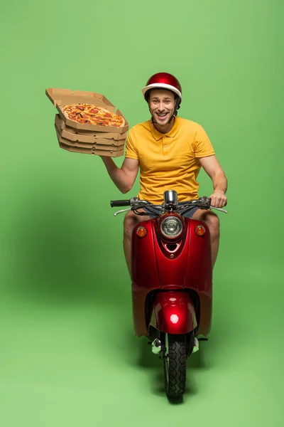 Delivery Man Κίτρινη Στολή Για Σκούτερ Παράδοση Πίτσα Στο Πράσινο — Φωτογραφία Αρχείου