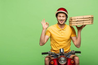 Sarı üniformalı gülümseyen teslimatçı scooter 'da pizza dağıtıyor ve yeşil üzerinde 