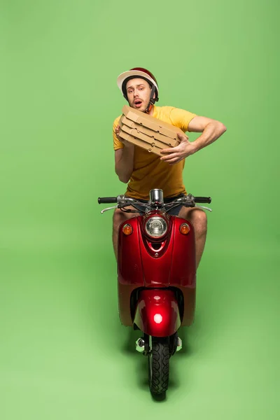 忧心忡忡的送货人 身穿黄色制服 骑摩托车 绿色皮萨饼盒 — 图库照片