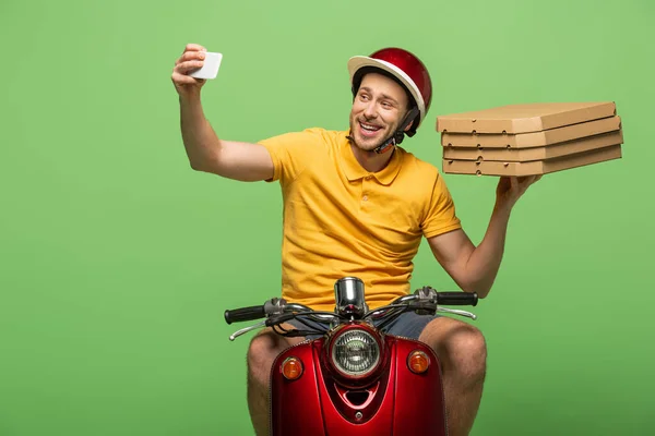 Repartidor Sonriente Uniforme Amarillo Scooter Entregando Pizza Tomando Selfie Smartphone — Foto de Stock