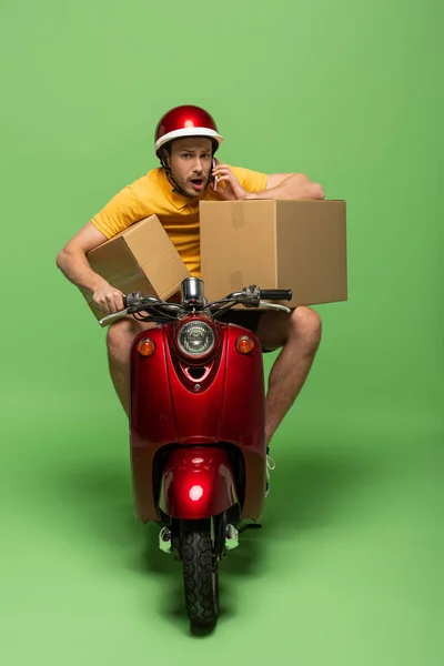 Repartidor Uniforme Amarillo Scooter Con Cajas Hablando Smartphone Aislado Verde —  Fotos de Stock