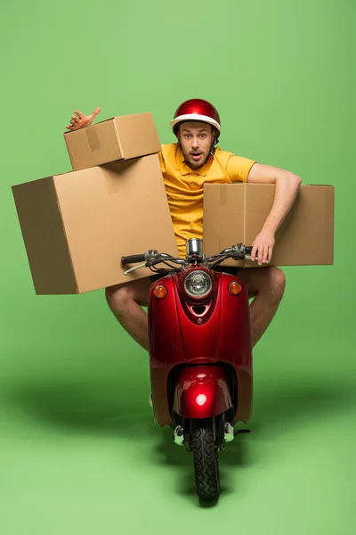 Delivery Man Yellow Uniform Scooter Boxes Green — Stock Photo, Image