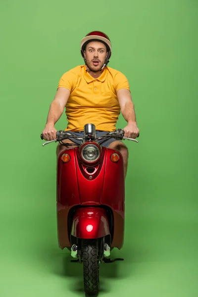 Homem Entrega Chocado Uniforme Amarelo Capacete Scooter Verde — Fotografia de Stock
