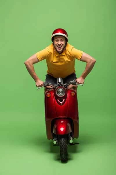 Homem Entrega Feliz Uniforme Amarelo Capacete Scooter Verde — Fotografia de Stock