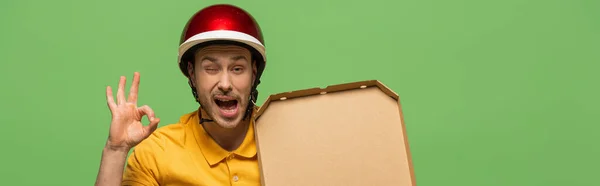 Piscando Homem Entrega Uniforme Amarelo Com Pizza Mostrando Sinal Isolado — Fotografia de Stock