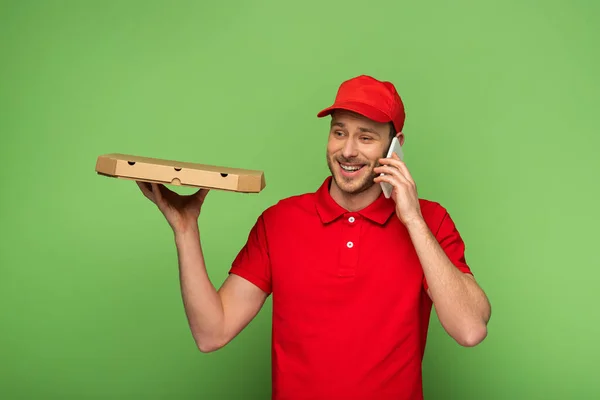 Homem Entrega Feliz Uniforme Vermelho Segurando Caixa Pizza Falando Smartphone — Fotografia de Stock