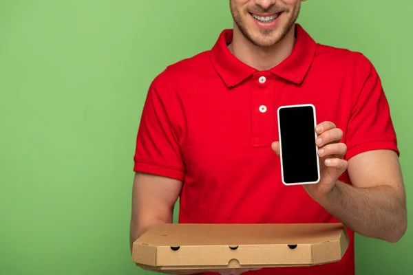 Vista Recortada Del Repartidor Sonriente Uniforme Rojo Sosteniendo Caja Pizza —  Fotos de Stock