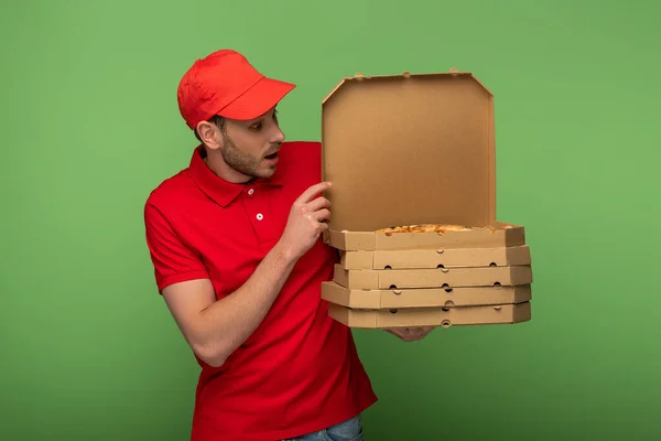 Kırmızı Üniformalı Teslimatçının Elinde Yeşil Pizza Kutuları Var — Stok fotoğraf