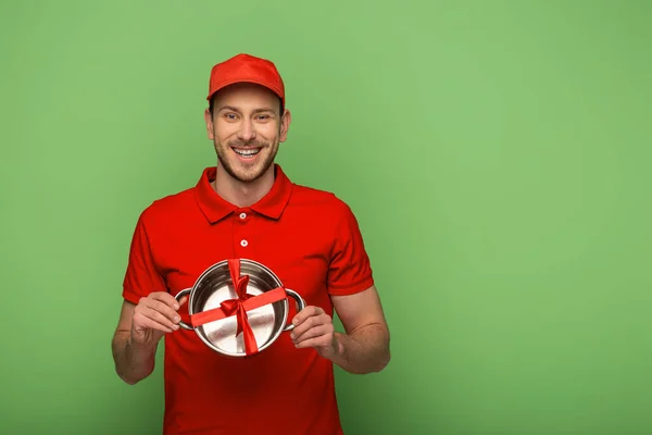 Homem Entrega Feliz Vermelho Uniforme Segurando Pan Com Arco Verde — Fotografia de Stock