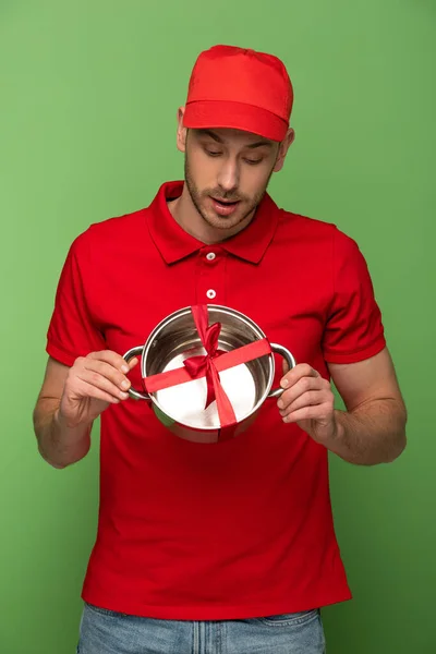 Delivery Man Red Uniform Holding Pan Bow Green — Stock Photo, Image