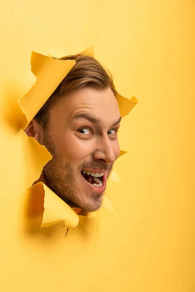 Τρελός Όμορφος Άντρας Κεφάλι Κίτρινη Χάρτινη Τρύπα — Φωτογραφία Αρχείου
