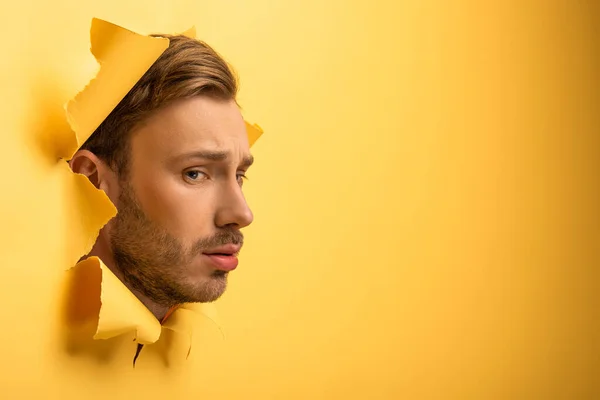 Smutný Pohledný Muž Hlavou Žluté Papírové Díře — Stock fotografie