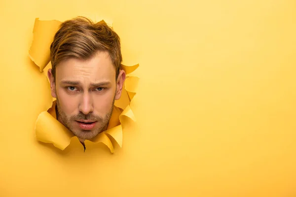 Triste Homme Beau Avec Tête Dans Trou Papier Jaune — Photo