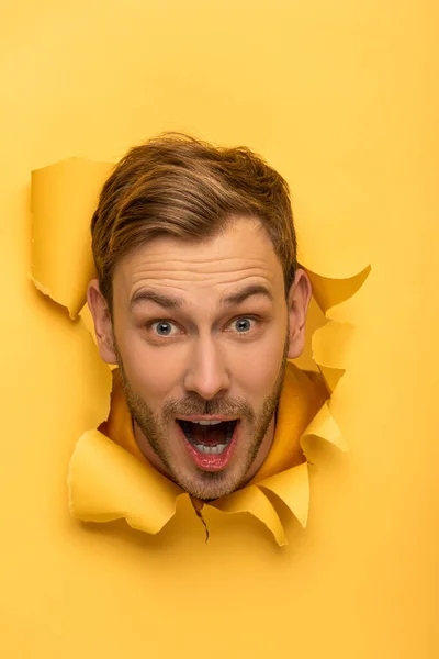 Podekscytowany Przystojny Mężczyzna Głową Żółtej Dziurze Papieru — Zdjęcie stockowe