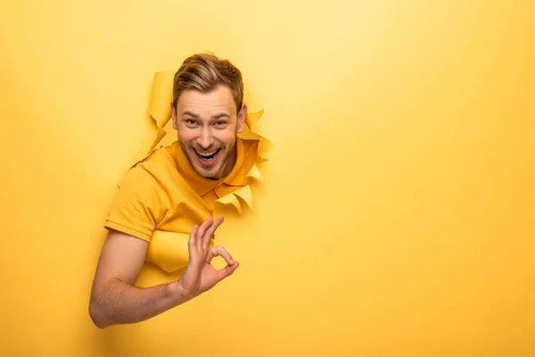 Homem Bonito Feliz Roupa Amarela Buraco Papel Amarelo Mostrando Sinal — Fotografia de Stock