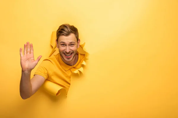 Homem Bonito Feliz Roupa Amarela Buraco Papel Amarelo Dando Alta — Fotografia de Stock